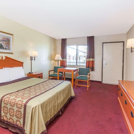 Super 8 By Wyndham Bakersfield/Central Luaran gambar