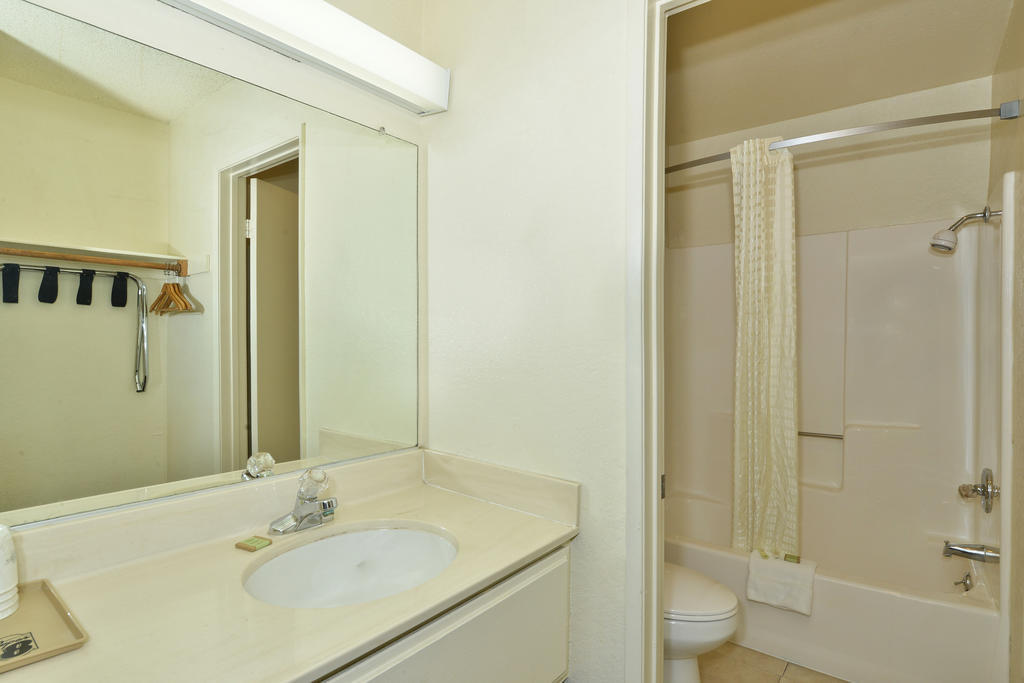 Super 8 By Wyndham Bakersfield/Central Hotel Bilik gambar