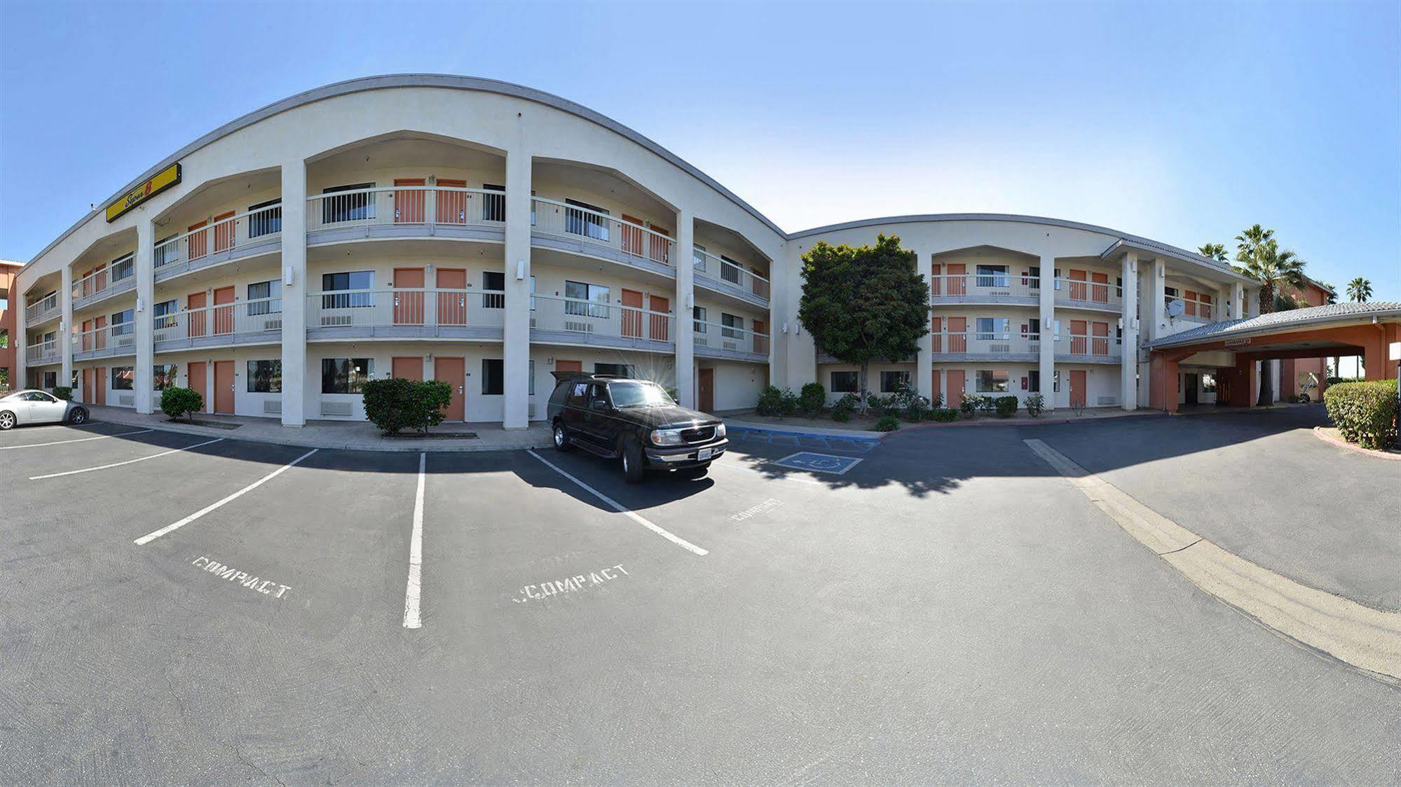 Super 8 By Wyndham Bakersfield/Central Luaran gambar